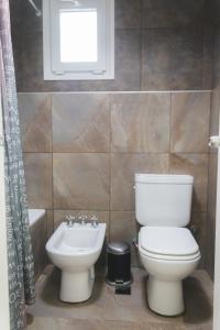 une salle de bain avec toilettes, lavabo et fenêtre dans l'établissement Apart BANDURRIAS I - a 200ms del Lago Lacar, à San Martín de los Andes