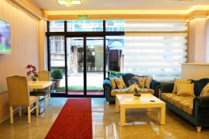 イスタンブールにあるal khalej apartのソファとテーブルと窓のあるリビングルーム