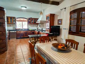 Η κουζίνα ή μικρή κουζίνα στο VolKKanrentals Villa Los Cactus