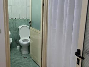 Villa E & M في فلوره: حمام مع مرحاض ومغسلة