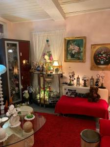 a living room with a red bed and a table at Novi in Grünstadt