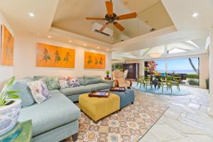 Χώρος καθιστικού στο Puako Beach Luxury Oceanfront Home- 3 Guest Suites by SkyRun Kona Coast