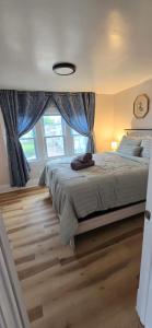una camera da letto con un letto grande e una finestra di Kenmore Avenue Niagara Buffalo New York 3-Bedroom entire home a Kenmore