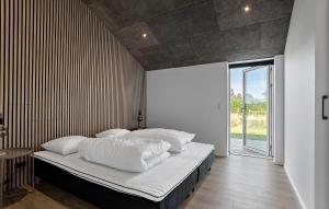 Postel nebo postele na pokoji v ubytování 4 Bedroom Stunning Home In Sæby + 13 fotografií