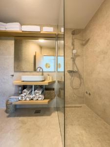 Ένα μπάνιο στο Villa Kukurina - luxury service with view