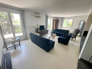 Posezení v ubytování Grande Villa 6 personnes avec piscine dans un cadre verdoyant