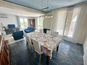 Posezení v ubytování Grande Villa 6 personnes avec piscine dans un cadre verdoyant