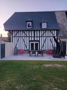 a house with a statue of a giraffe in front of it at Le gîte du Bonheur tranquille in Épégard