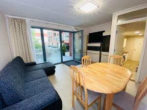 una sala de estar con una mesa y un sofá en päikeseterrassi apartment, en Pärnu
