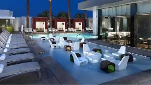 Bazén v ubytování Vista Balcony Collection - StripSuite Palms Place Hotel, Resort & Casino nebo v jeho okolí