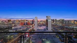 Nespecifikovaný výhled na destinaci Las Vegas nebo výhled na město při pohledu z hotelu