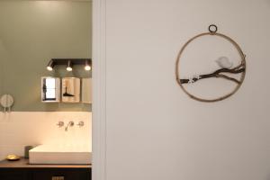 un baño con lavabo y espejo en La Luciole, en Périgueux 31 fotos más