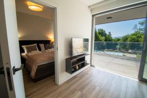 - une chambre avec un lit et une grande porte coulissante en verre dans l'établissement Kras Resort Apartament 112, à Szklarska Poręba 26 autres photos