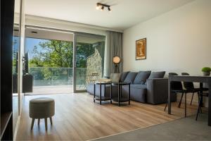 un salon avec un canapé et une table dans l'établissement Kras Resort Apartament 112, à Szklarska Poręba