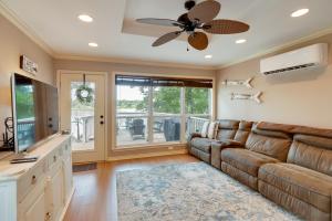 A television and/or entertainment centre at Lakeside Haven with Deck and Views in Jefferson!