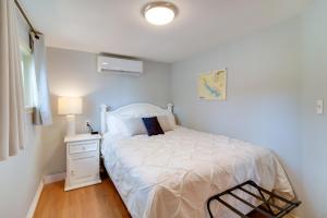 A bed or beds in a room at Lakeside Haven with Deck and Views in Jefferson!