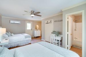 A bed or beds in a room at Lakeside Haven with Deck and Views in Jefferson!