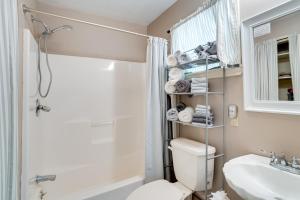 A bathroom at Lakeside Haven with Deck and Views in Jefferson! Még 21 kép