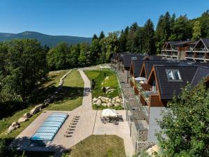 - une vue aérienne sur une cour avec une maison dans l'établissement Kras Resort Apartament 112, à Szklarska Poręba
