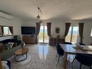 Televiisor ja/või meelelahutuskeskus majutusasutuses Dragon Paradise - Sea View, Garden & Marina Split Riviera