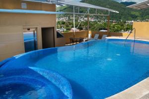 a large blue swimming pool on top of a building at Fabuloso Hotel Las Vegas in Zihuatanejo