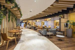 a restaurant with tables and chairs in a lobby at Hotel Nacional Rio de Janeiro in Rio de Janeiro