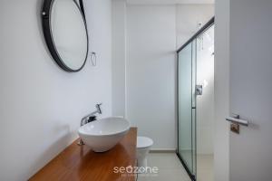 Ένα μπάνιο στο Studio Aconchegante em Itapema, SC RGOB701 +6 φωτογραφίες