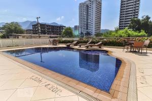 une piscine avec des bancs en ville dans l'établissement Rio Plaza - Suítes no Rio de Janeiro por Carpediem, à Rio de Janeiro