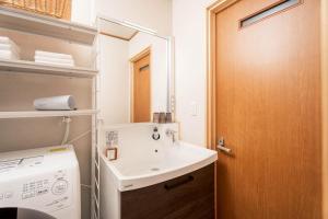 Un baño con lavabo y lavadora. en Fuji Mason's Villa, en Fujiyoshida 24 fotos más