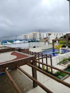 Prime Beach house Aracaju في أراكاجو: مبنى به مسبح وبعض المباني +34 صورة