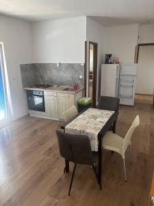 Kuchyňa alebo kuchynka v ubytovaní Apartmani Niko 1