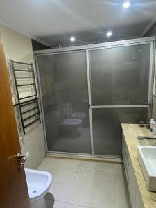 Un baño con ducha, inodoro y lavabo. en Luxury apartment, en San Miguel de Tucumán 7 fotos más