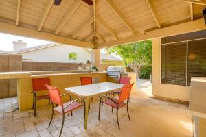 Balkoni atau teres di 3 Mi to Granite Reef Spacious Retreat with Pool