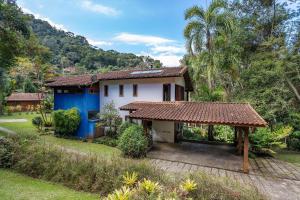 a house with a blue and white at Casa Fauna e Flora, muito verde e paz no Cuiabá in Petrópolis