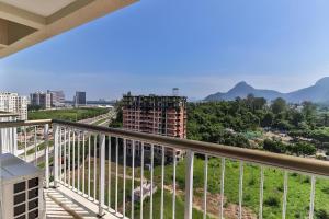 un balcon avec vue sur une ville dans l'établissement Rio Plaza - Suítes no Rio de Janeiro por Carpediem, à Rio de Janeiro