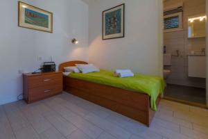 Postel nebo postele na pokoji v ubytování Apartment in Crikvenica 39237