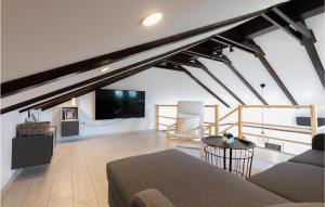 Μια τηλεόραση ή/και κέντρο ψυχαγωγίας στο Gorgeous Home In Slunj With Wifi