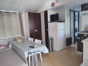 Kuchyň nebo kuchyňský kout v ubytování Camping DEL MAR Mobil-home 3 ch dont suite parentale ARGELES sur MER