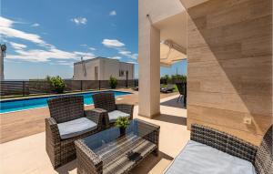 Hồ bơi trong/gần Luxurious Home In Novalja
