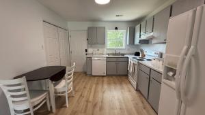 Kuchyň nebo kuchyňský kout v ubytování Cozy 2BR Hideaway - I Heart Jacksonville