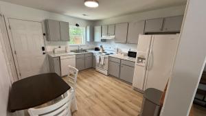 Kuchyň nebo kuchyňský kout v ubytování Cozy 2BR Hideaway - I Heart Jacksonville + 10 fotografií
