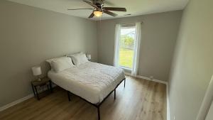 Postel nebo postele na pokoji v ubytování Cozy 2BR Hideaway - I Heart Jacksonville