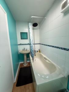 Ένα μπάνιο στο Cosy Apartment with Private Access and Kitchenette in Guildford +11 φωτογραφίες