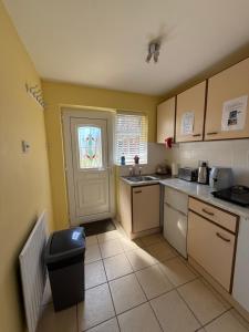 Η κουζίνα ή μικρή κουζίνα στο Cosy Apartment with Private Access and Kitchenette in Guildford