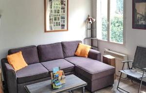 un salon avec un canapé et une table dans l'établissement Maison Avec Piscine, à Malaucène