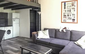 un salon avec un canapé et une cuisine dans l'établissement Maison Avec Piscine, à Malaucène