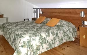 un lit avec deux oreillers dessus dans une chambre dans l'établissement Maison Avec Piscine, à Malaucène