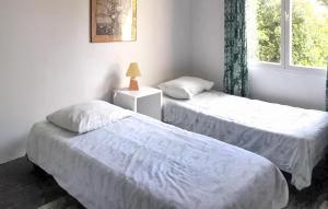 deux lits jumeaux dans une chambre avec fenêtre dans l'établissement Maison Avec Piscine, à Malaucène 11 autres photos