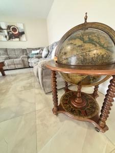 ein großer Globus auf einem Holztisch in einem Wohnzimmer in der Unterkunft Vintage Family Scape + heated pool&discount in Tampa + 49 Fotos