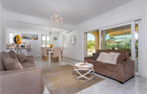 ein Wohnzimmer mit Sofa und Tisch in der Unterkunft Cozy Home In Pinezici With Wifi in Pinezici